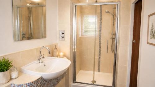 Lilac Cottage -Sleeps 6 -HOT TUB