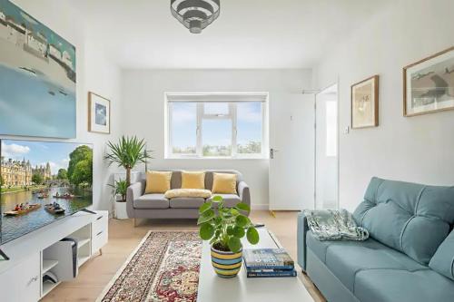 Large Central City House Near River - Sleeps 11