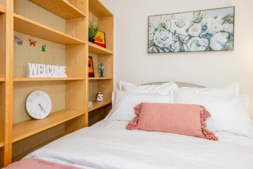 Central Van 3BR Upper Suite - Near Skytrain