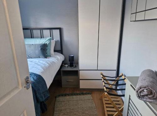 3 bed house, sleeps 5, near airport and town, outside parking free