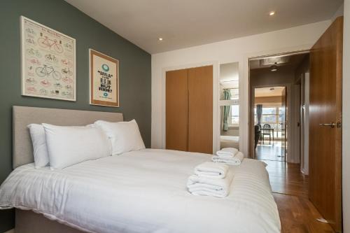 Bright Top Floor Haven Modern 2BR in Edinburgh - Pass the Keys