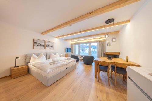 New Exclusive Studio with eFireplace, Pool & Sauna