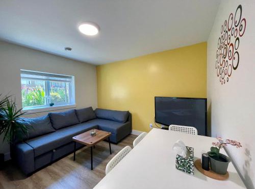 Executive 2 Bedroom Garden Suite Free Parking - Save on Long Stays!