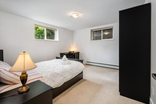 Tranquil Garden Level Retreat near UBC & Airport